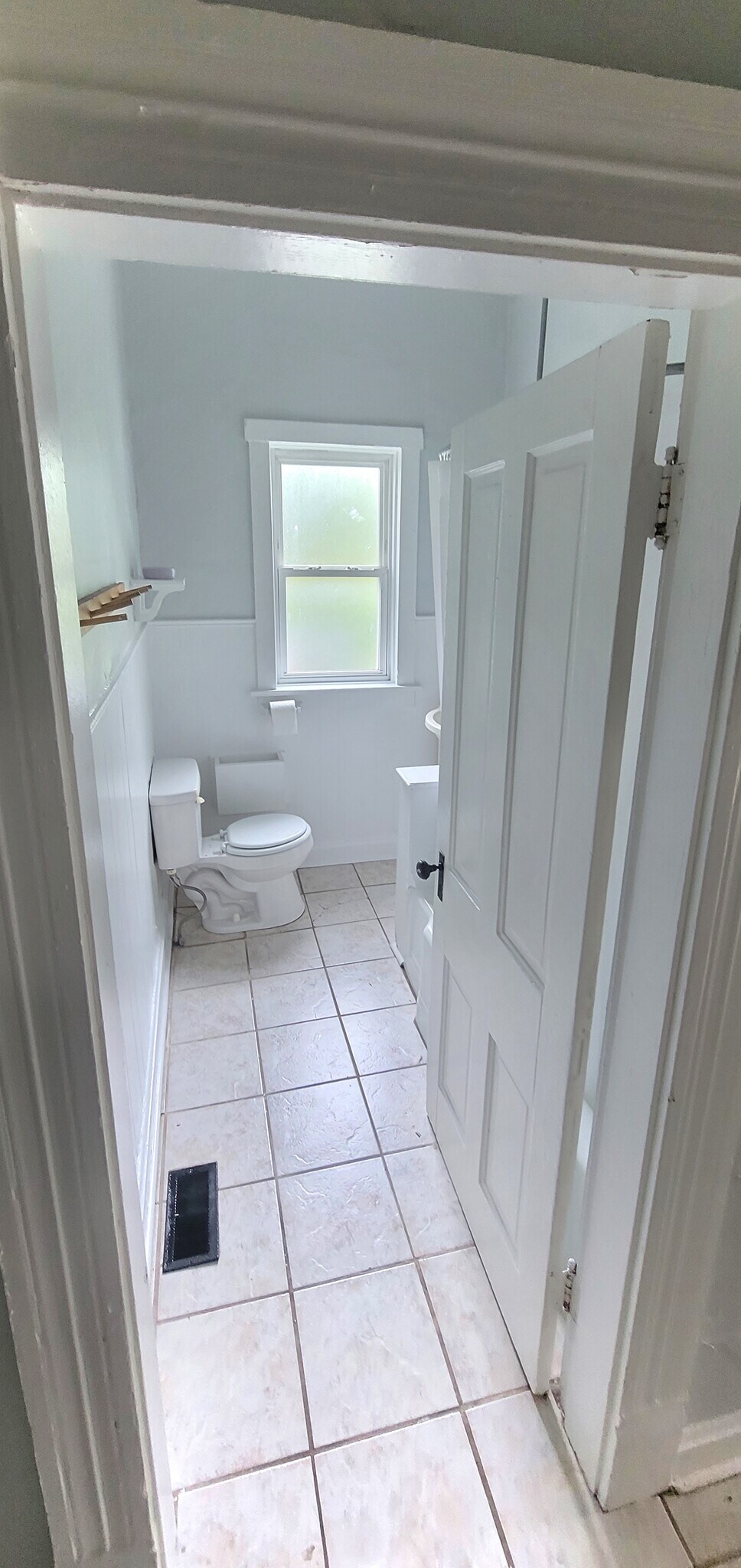 Bathroom w/Tub shower - 59 E Duncan St