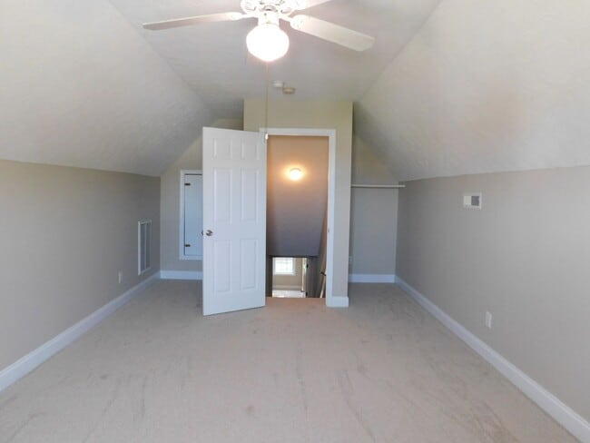 Building Photo - Beautiful Family Home