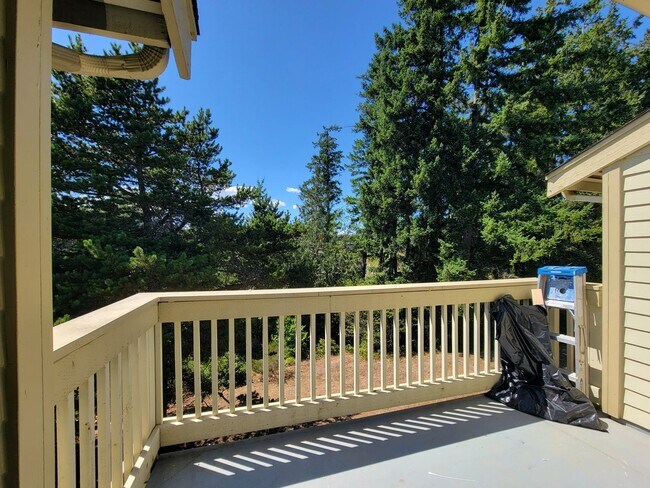 Building Photo - Newly updated condo in Sunn Fjord, close to everything!