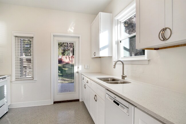 Building Photo - 1647 Lake Ella Dr