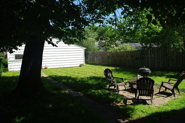 Building Photo - Large Garage!! Large 3 Bedroom House in Midway near Green Line