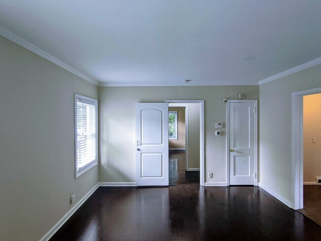 Building Photo - Charming 1 Bedroom Duplex in Buckhead!