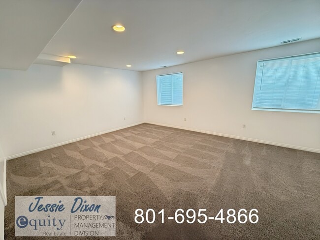 Building Photo - 108 W Oaks Dr