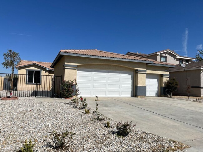 Building Photo - 3 bedroom 2 bath home with large yard available in Adelanto!