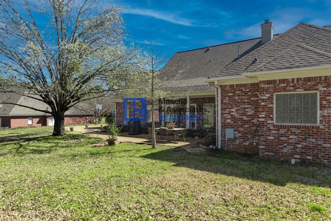 Building Photo - Charming 4-Bed, 3-Bath Home in the Heart o...