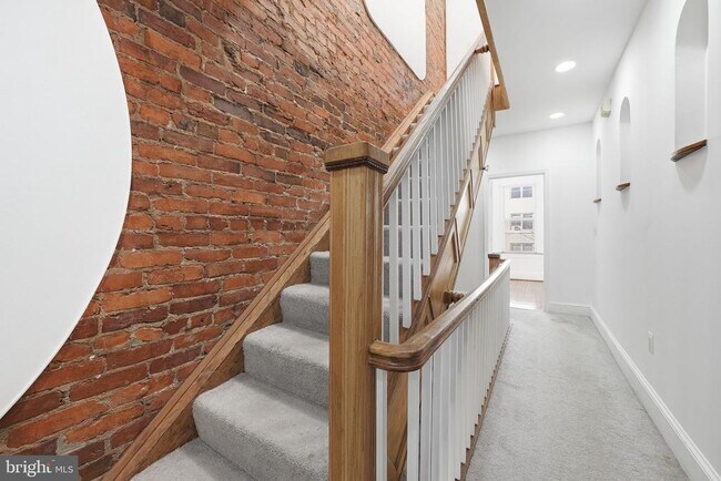 Building Photo - 1116 Monroe St NW