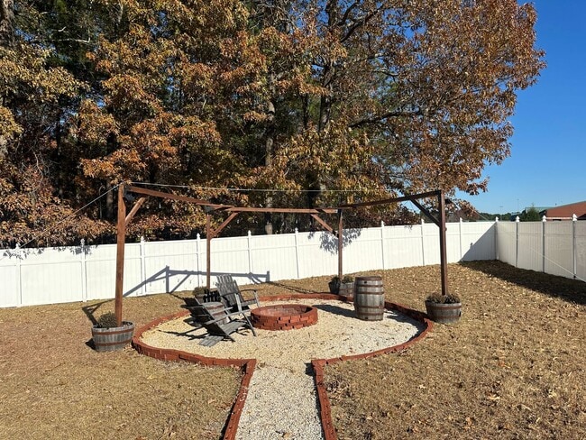 Building Photo - Well-Maintained 4 Bed 2.5 Bath with Fenced Backyard