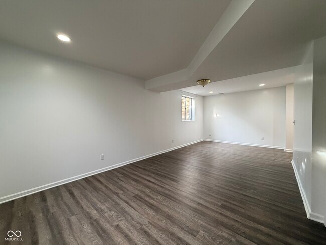 Building Photo - 1351 Woodpond N Roundabout