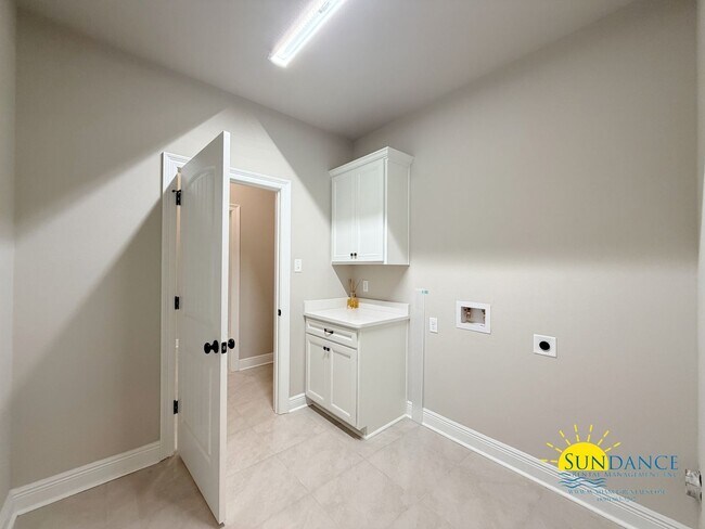 Building Photo - Custom-crafted details shine throughout this stunning 3-bedroom home in Magnolia at the Bluffs in...