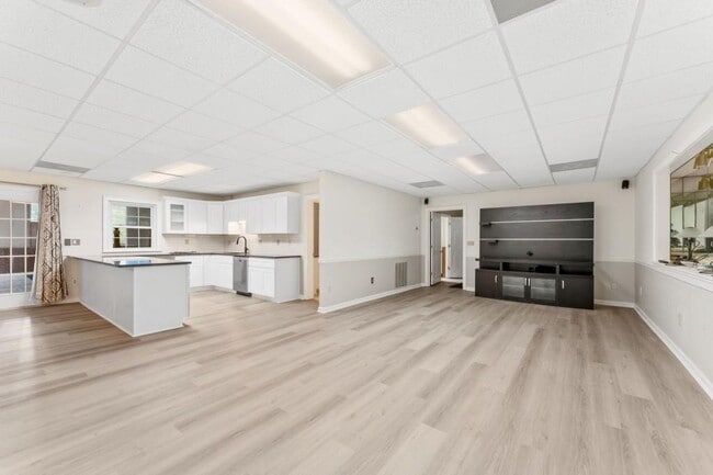 Building Photo - 4101 Lakeland Hills Dr