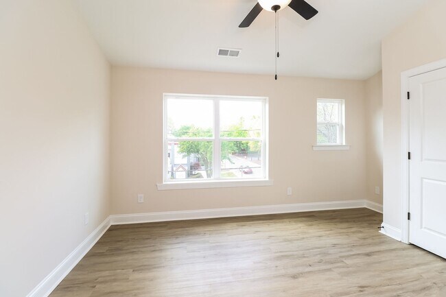 Building Photo - Beautiful 3BR 3.5BA Townhome w/ Full Appliance Kitchen Garage Parking in West End