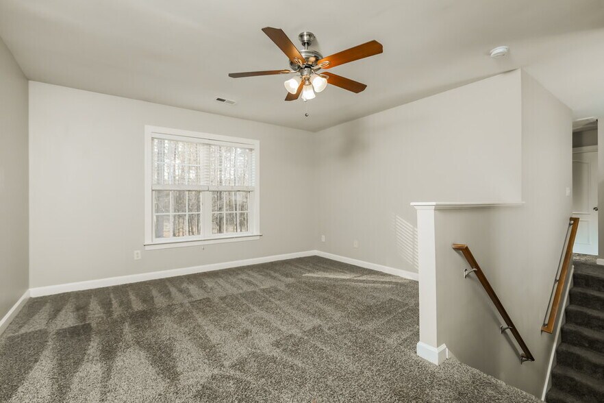 Building Photo - 909 Lotus Ln