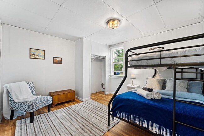 Building Photo - 2020 E 6th St