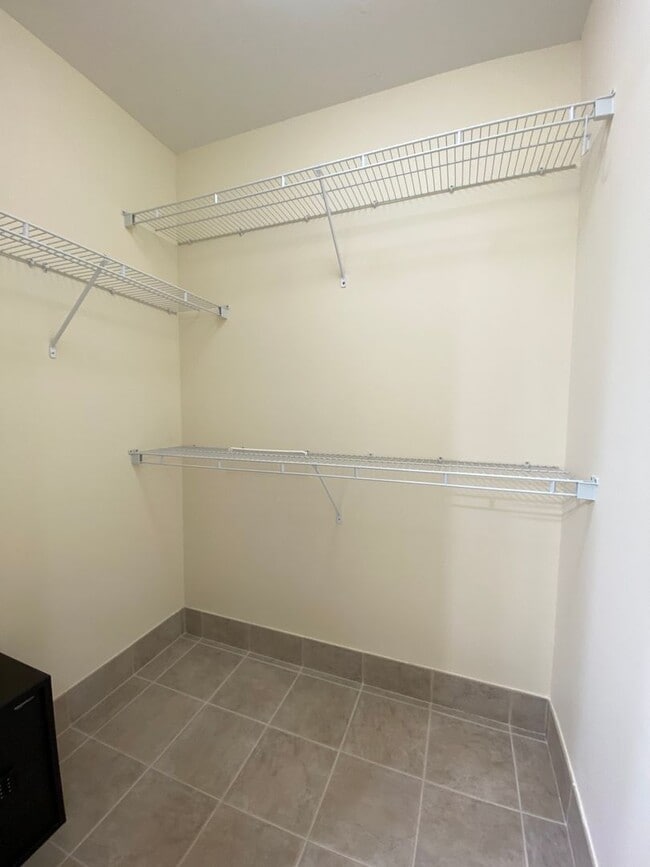 Building Photo - Ade426