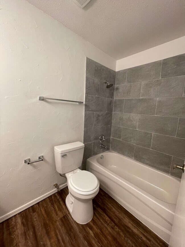 Building Photo - 3 bedroom home for rent in Edmond near W 15th Street and Santa Fe!  2 baths, 2 car garage + fence...