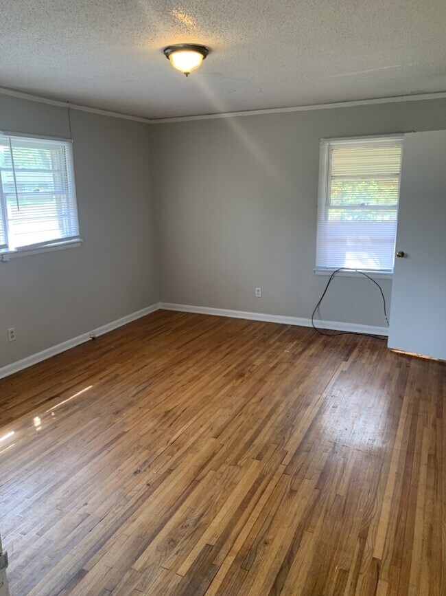 Building Photo - 1419 Beaumont Dr