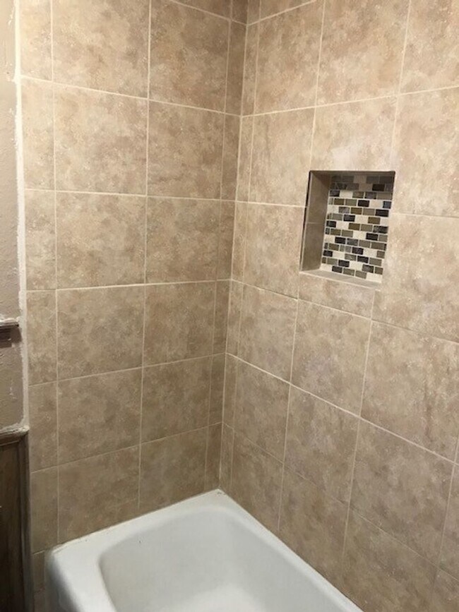 Building Photo - 3 bedroom 2 bath home