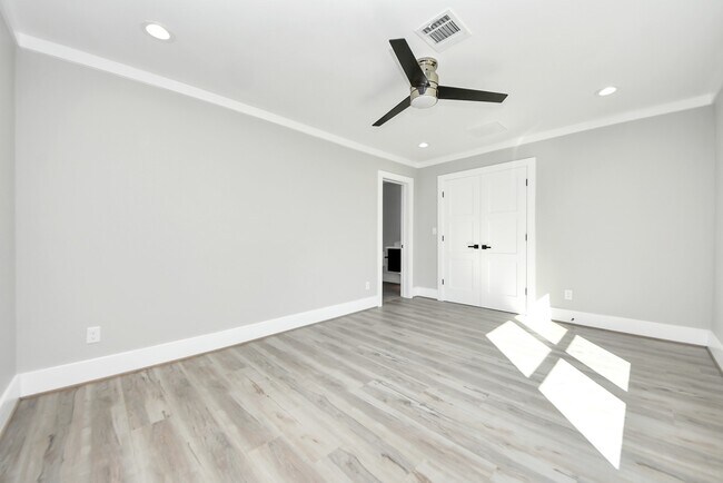 Building Photo - 604 W 28th St