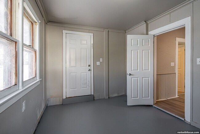 Building Photo - 716 Central St