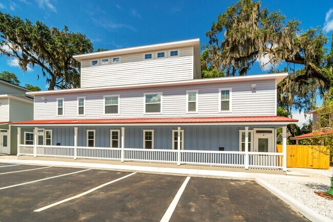 Building Photo - NOW LEASING FOR FALL 2026!