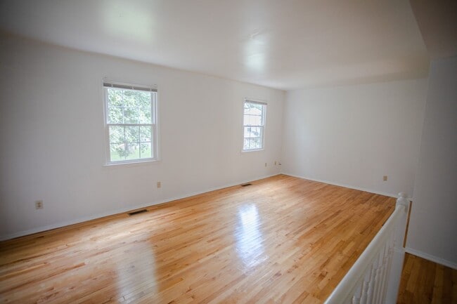 Building Photo - Spacious Blacksburg Townhome – Prime Location Near VT & Shopping