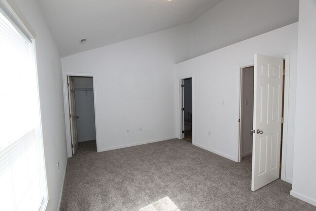 Building Photo - 4 bed, 3.5 bath, Townhome in Bunker Hill, WV