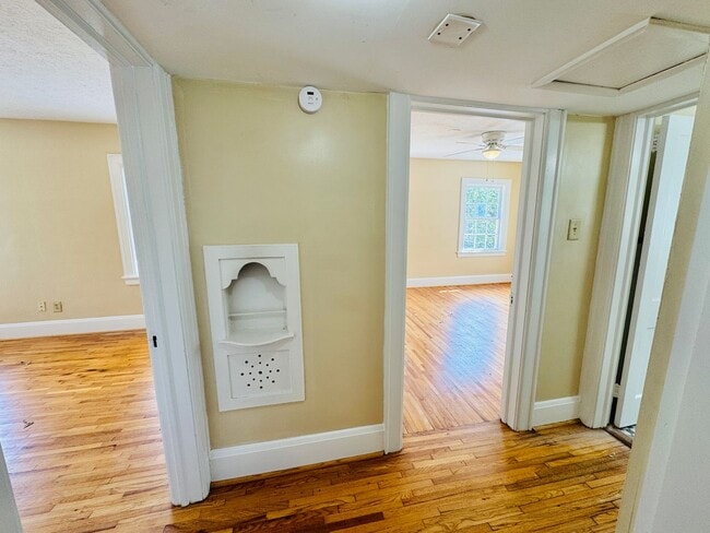 Building Photo - Delightful 2-Bedroom