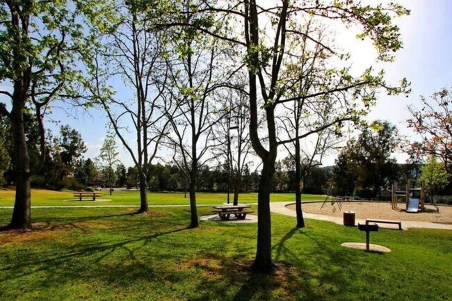 Building Photo - Spacious 3BR/3BA Townhome  | Pool, Tennis & Easy Access to Everything