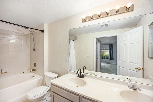 Building Photo - Light and Bright Condo in East Denver