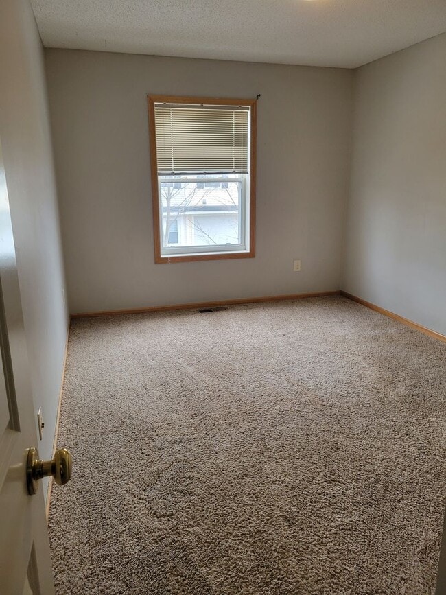 Building Photo - Middle Unit Townhouse