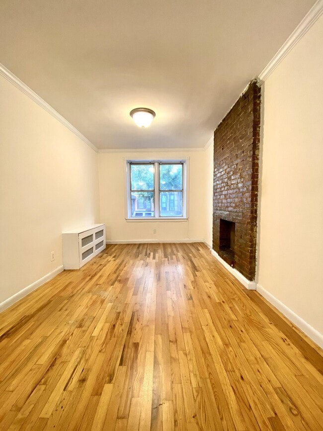 Primary Photo - 427 E 83rd St