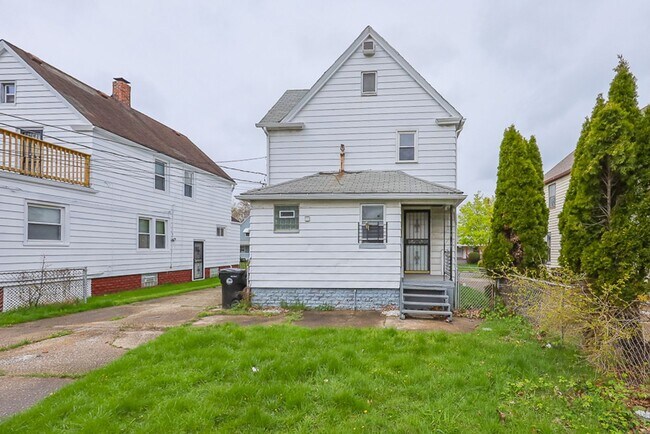 Building Photo - Spacious 3 bedroom/1 bath Single house! Ga...