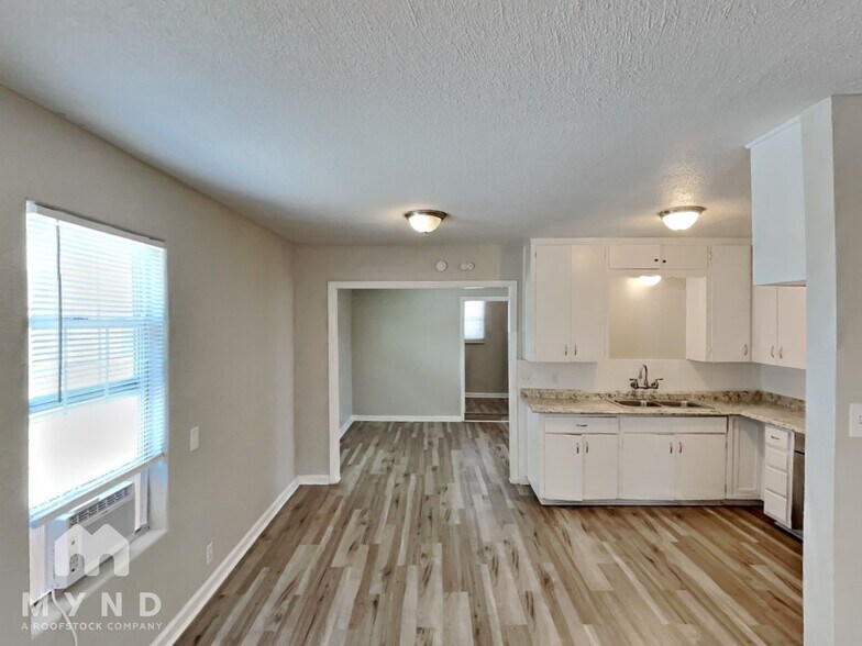 Building Photo - 1914 Roslyn St