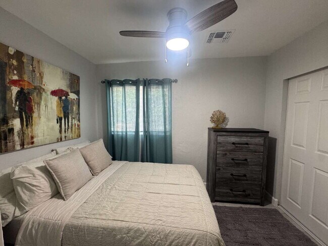Building Photo - 2 bedroom single family w/yard & W/d