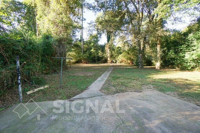 Building Photo - 748 Meadowbrook Dr