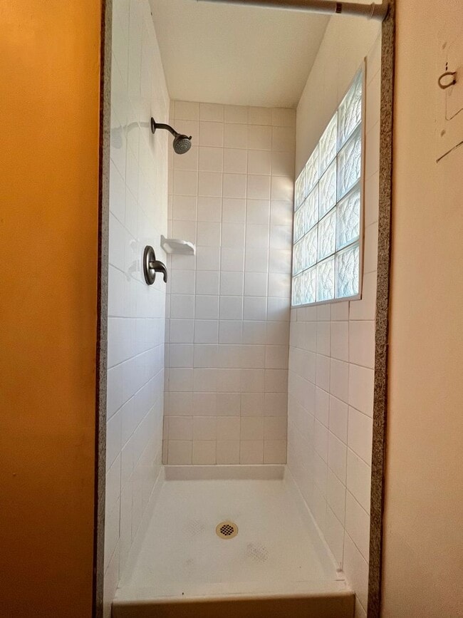 Building Photo - Spacious 3 Bed 2 Bath House in Central For...