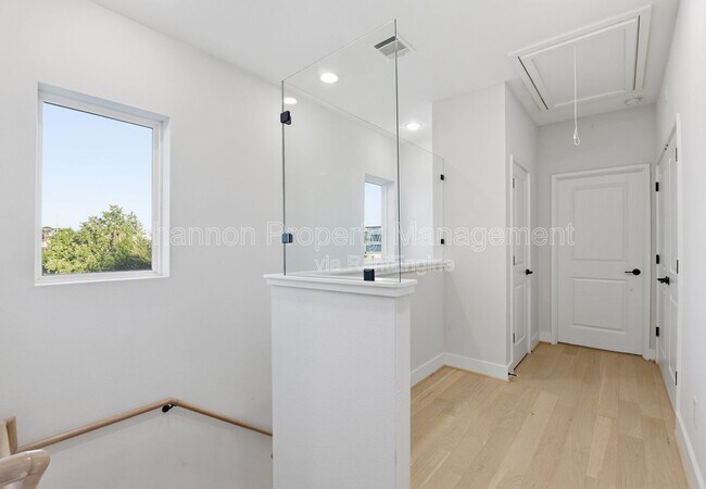 Building Photo - 2204 Lou Ellen Ln