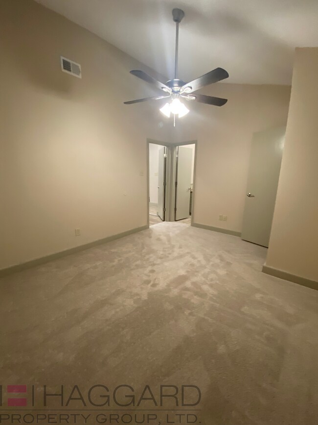Building Photo - 3 bedroom 2 bathrooms
