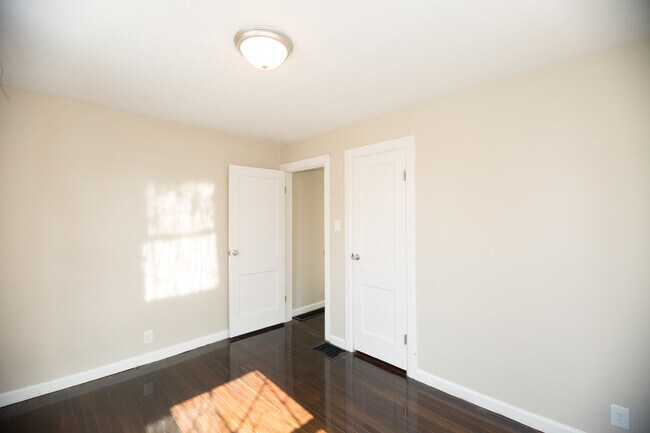 Building Photo - 3 potential 4 bedroom in desirable Beech G...