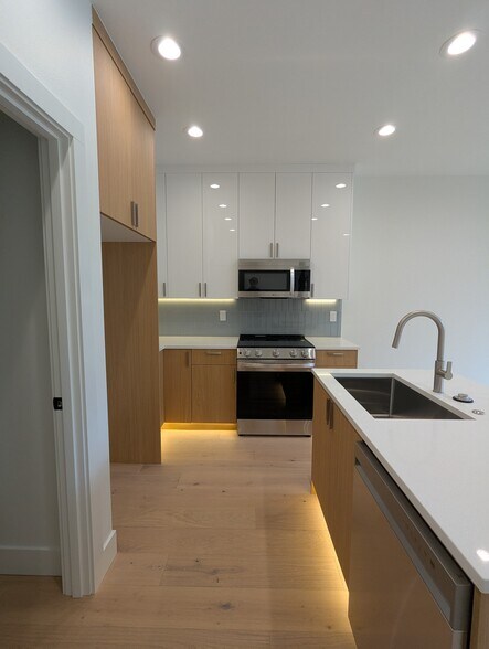 Building Photo - 5041 SE King Rd