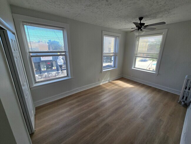 Building Photo - 3232 W Lawrence Ave