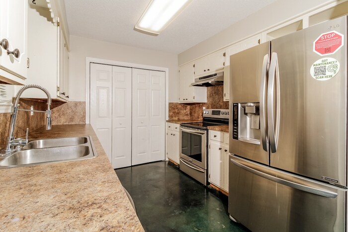 Building Photo - 204 Corkwood Dr