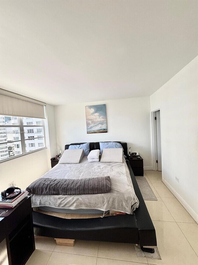 Building Photo - 801 Brickell Bay Dr