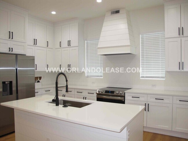 Building Photo - Beautiful 3/3.5 Townhome in the SODO area of Orlando