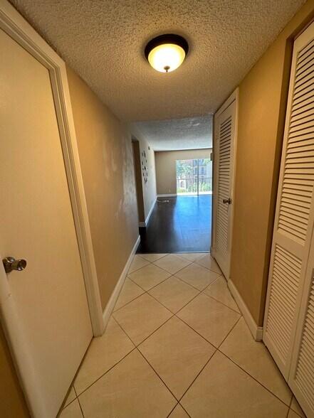Building Photo - 4158 Inverrary Dr