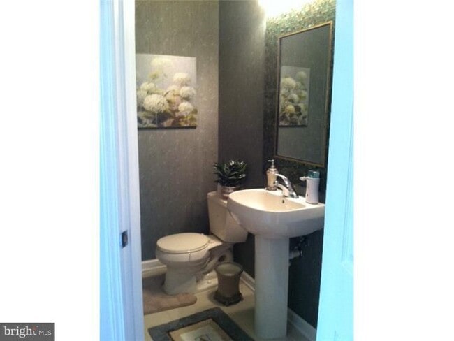 Building Photo - 306 Crescent Dr