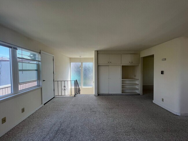 Building Photo - Bright & Spacious One-Bedroom Overlooking ...