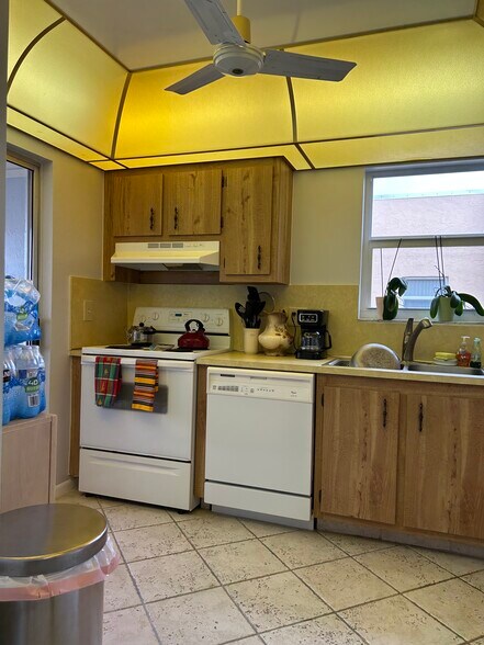 eat-in kitchen with enclosed balcony - 6770 Royal Palm Blvd
