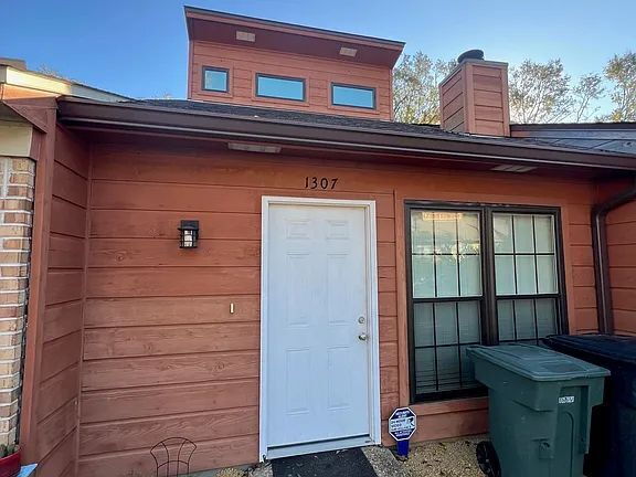 Building Photo - "Charming 2-Bed, 2-Bath Home in Tallahassee's Heart - Cozy 928 Sq Ft Haven!"