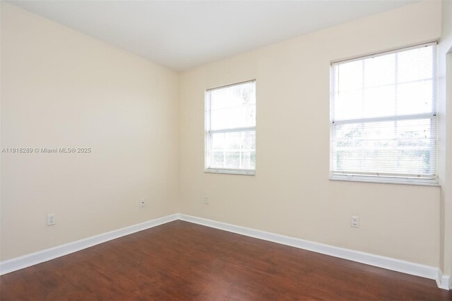 Building Photo - 2412 NE 41st Pl